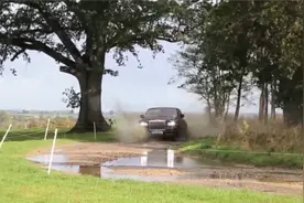 为了测试劳斯莱斯的性能，国外土豪开车在泥土路上玩漂移！视频封面