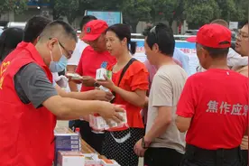 东东点赞：河南省人社厅联合豫医联盟达成乡村扶贫战略合作视频封面