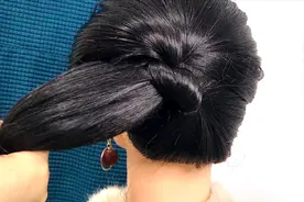 适合四五十岁妈妈的包发发型，长短发都可以这样扎，漂亮优雅！