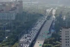 国庆首日，上海G40高速公路重现拥堵，一直维持红色拥堵状态视频封面
