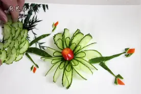 小厨教你用辣椒和黄瓜雕花，过程十分简单，过年做菜当盘饰很洋气