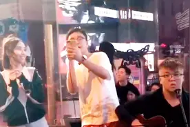 街头歌手唱歌被抢麦，这位路人一开口，唱的还真不错