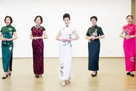 中老年旗袍模特走秀基础动作教学12点站位造型180度上步转身