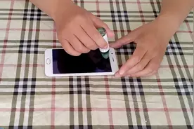 手机上滴几滴风油精，太实用了，从此告别了维修店，都看看