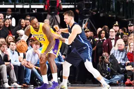 【官方集锦】湖人119-110独行侠 詹姆斯东契奇各送大号三双视频封面