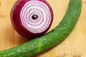 多吃洋葱护心脑，加1根黄瓜太香了，早晚来一盘，越吃越健康