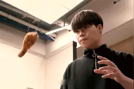 一不小心，炸鸡从手上掉落，他该如何进行抢救呢？