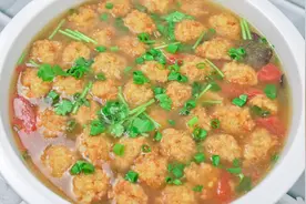 大厨分享河南老豫菜“酸辣焦丸汤”做法，视频清晰详细，一看就会视频封面