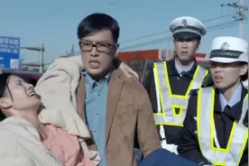 产科：孕妇高速上羊水破了，救护车堵在半路，实习医生公路接生视频封面