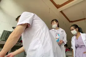 小烨带孩子意外受伤，今天去缝了几针，二宝却哭得撕心裂肺，心疼