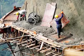 威武雄壮的玻璃栈道是如何修建的？看完建造过程，为农民工点赞！