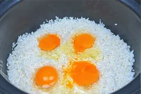 大米中打入4个鸡蛋，出锅比鳗鱼饭还好吃，学会全家夸你是大厨