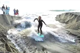 海滩上挖一条小沟，然后就变成大河，可以尽情冲浪