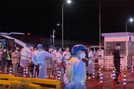 警报拉响！上海浦东机场发现一名新冠阳性，机场连夜展开核酸检测视频封面