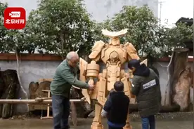 爷爷和父亲为孩子打造木头版变形金刚：高一米八，用时一个多月视频封面