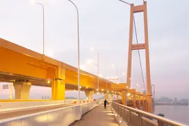 骑行杨泗港长江大桥人行道