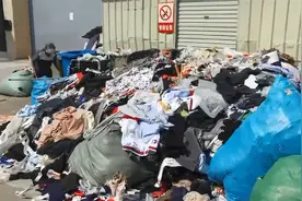有人大量回收旧衣服旧鞋子，这些衣物流向哪里？他们靠什么赚钱？