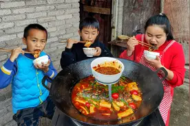 30元买了2斤鲤鱼，做泡椒鲤鱼火锅，冬天这样吃太香了视频封面