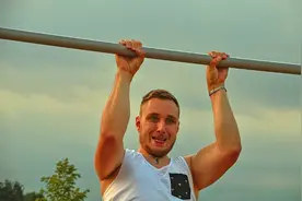 男人每天做引体向上50次，强壮胸肌，更显男人味，能做到算你厉害视频封面