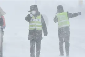 无惧风雪！黑龙江省龙江县遭暴雪围城 民警雪堆里挖汽车