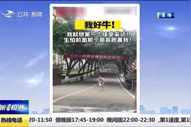 语文考试结束后，女生第一个飞奔出校园，只为第一个接受采访视频封面