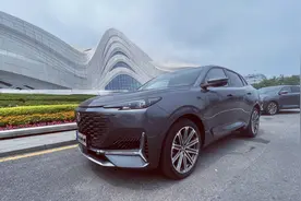 主驾驶位配独立音箱，后排过道可“躺平”，深度试驾长安UNI-K