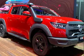 配绞盘、氮气避震、三把锁，实拍长城炮越野版，到底多强悍？视频封面