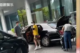 黄渤坐1000万加长豪车游三亚，穿裤衩显随意，网友感叹太奢侈视频封面