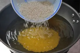 把一碗生大米直接倒进滚烫的油锅中，会做成一道什么样的美味？