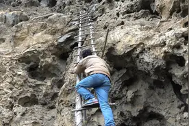 一人不敢上的神秘山洞，小伙叫上朋友一起探险，结果有意外的惊喜视频封面