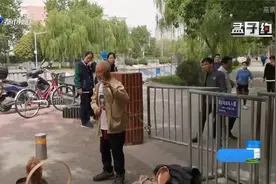 郑州街头大爷卖艺，身怀“绝技”惊呆路人，还训练个“明星”狗视频封面