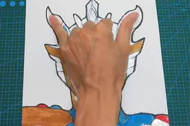 用手掌放在一张纸手绘泽塔奥特曼天爪形态，简单又帅气的手势画