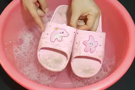 凉拖鞋穿久了又脏又黄，教你一个好方法，灰尘污垢哗哗往下掉