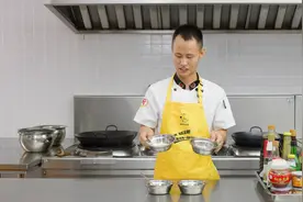 食用“鸡精味精”对身体有害？厨师长解答其区别及正确使用方法视频封面