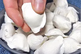 煮饺子，冷水下锅还是开水下锅？大厨教你正确做法，不破皮不露馅