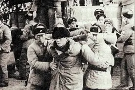 公安逮捕一位自称是老鞋匠的人，1953年被判处死刑，他原来是悍匪视频封面