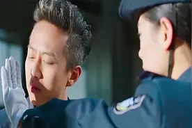 邓超搞笑集锦：撩女保安这段太本色出演了，姑娘被撩得羞红了脸！视频封面