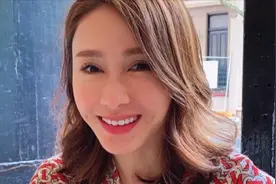 48岁黎姿晒素颜照，嫁残障富豪连生三女，息影多年成上市公司老板视频封面