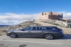 无框车门，四月国内上市，标致508旅行版西班牙抢先试！视频封面