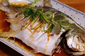 做清蒸鱼，有人淋生抽，有人淋蒸鱼豉油？都不对！这才是正确做法