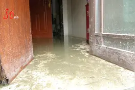 降雨影响小区公厕 屋内流出恶臭污水