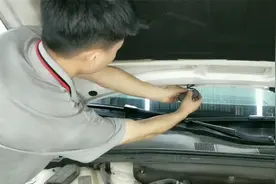 车子的雨刮喷水嘴老是爱被堵住，花一分钟自己就可以动手搞定视频封面