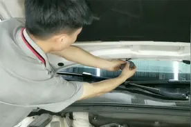 车子的雨刮喷水嘴老是爱被堵住，花一分钟自己就可以动手搞定
