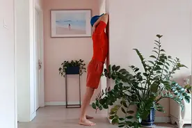 无论背多厚多驼，坚持2个动作，轻松纠正含胸驼背，提拔身材