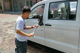 五菱宏光V是推拉门，优点是方便，但没有横开门结实耐用