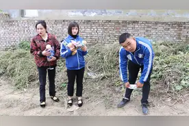 大可丢了钱被石头捡到买零食，还给大可炫耀，结果却坑了自己视频封面