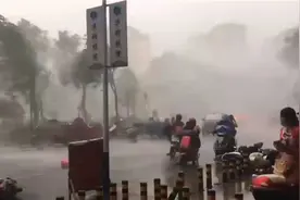 柳州：十级大风肆虐 树倒压车一片狼藉视频封面