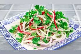 “洋葱拌香菜”好吃有技巧，一切一拌2分钟搞定，清爽开胃不油腻