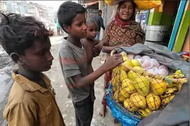 贫民窟的小孩太可怜了 生病很严重 给他们援助些物资视频封面