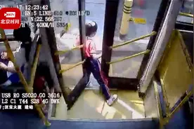 公交公司回应关门过快致女童下车被夹摔倒骨折：当事司机被停班视频封面